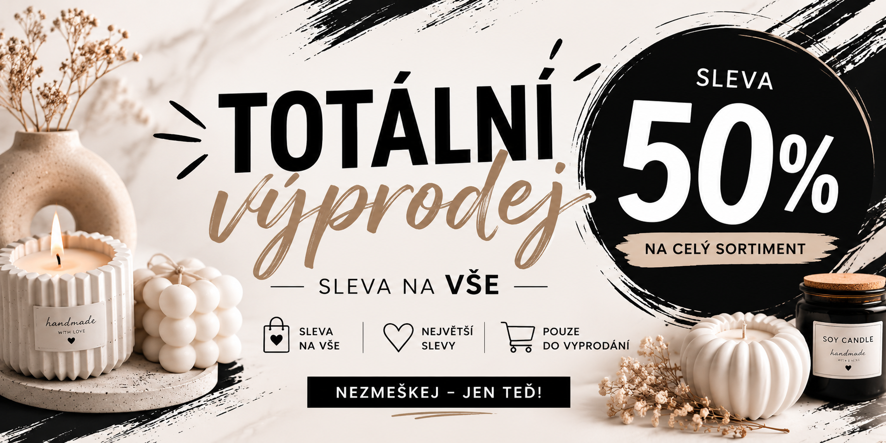 Propagační banner s nápisem „TOTÁLNÍ výprodej“, 50% sleva, svíčky a dekorace na bílém pozadí.